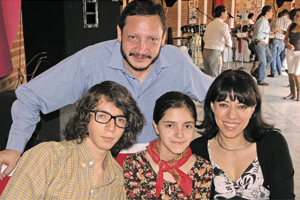 2012-06-alr-imaac-17 Agustín Sánchez (SEMARNAT) con su familia: Jorge Augusto, Ana Lucia y Martha