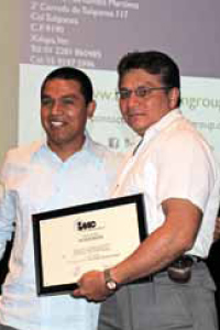 2012-08-alr-IMAAC-07 David Hérnandez (B-Safe) recibió de Humberto Uc su reconocimiento por su excelente participación