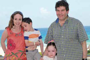 2012-08-alr-IMAAC-14 Karina y Eugenio Figueroa (Tecnosol) con sus gemelos