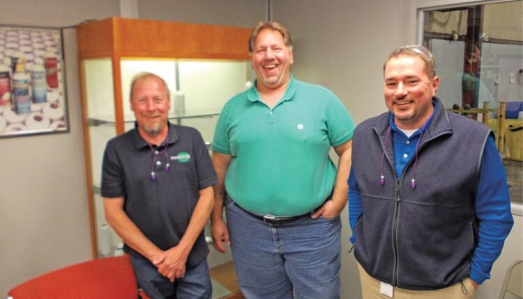 Mike Lewandowski (en el centro) ingeniero de planta